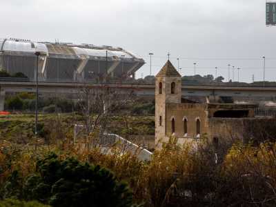 Della baraccopoli oggi non � rimasta che un�area recintata e abbandonata situata tra il quartiere Picone e lo stadio San Nicola, su cui si erge desolata la chiesetta di San Vito